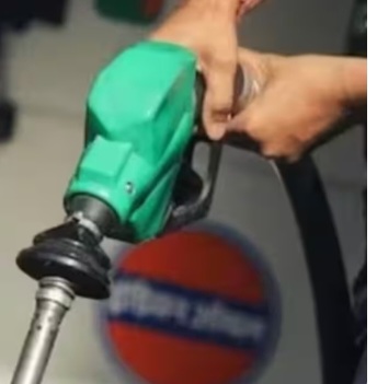 लोकसभा चुनाव से पहले जनता के लिए बड़ी सौगात, देशभर में 2 रुपए प्रति लीटर सस्ता हुआ पेट्रोल-डीजल 