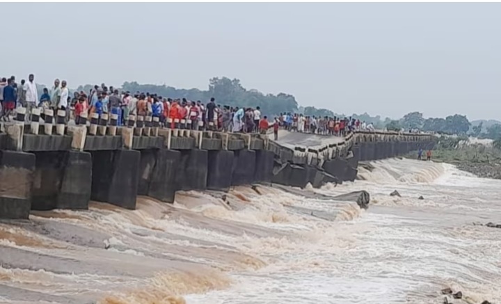 जमुई जिला के सोनो में बरनार नदी पर बना पुल धंसा, तेज बहाव से आठ पिलर क्षतिग्रस्त, दर्जनों गांव प्रभावित