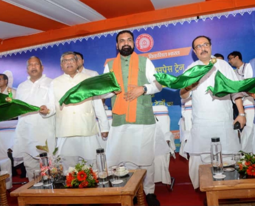 अमृत भारत एक्सप्रेस समेत 7 नई ट्रेनों को  दिखाई*उपमुख्यमंत्री सम्राट चौधरी ने हरी झंडी