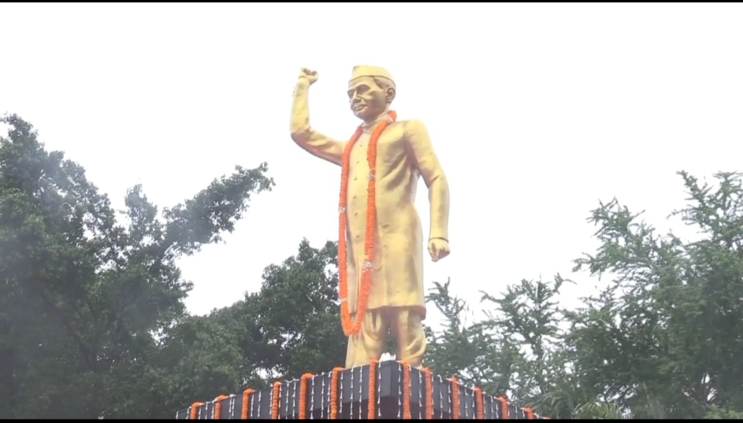 मुख्यमंत्री ने राष्ट्रपिता महात्मा गांधी की जयंती के अवसर पर उनकी आदमकद प्रतिमा पर किया माल्यार्पण