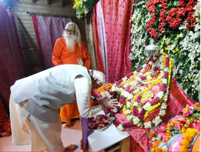 पीएम नरेंद्र मोदी ने राम मंदिर में दीपक जलाया और भगवान राम दरबार की प्रतिमाओं के सामने फूल की पंखुड़ियां अर्पित कर आरती की.