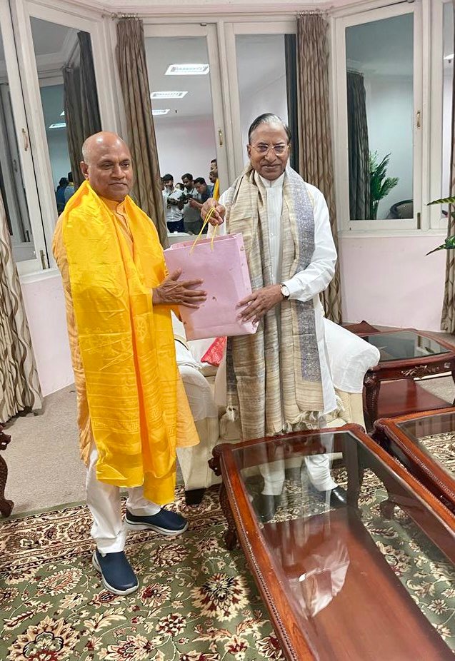 केन्द्रीय इस्पात मंत्री राम चन्द्र प्रसाद सिंह ने गंगटोक में  राज्यपाल गंगा प्रसाद से की भेंट 