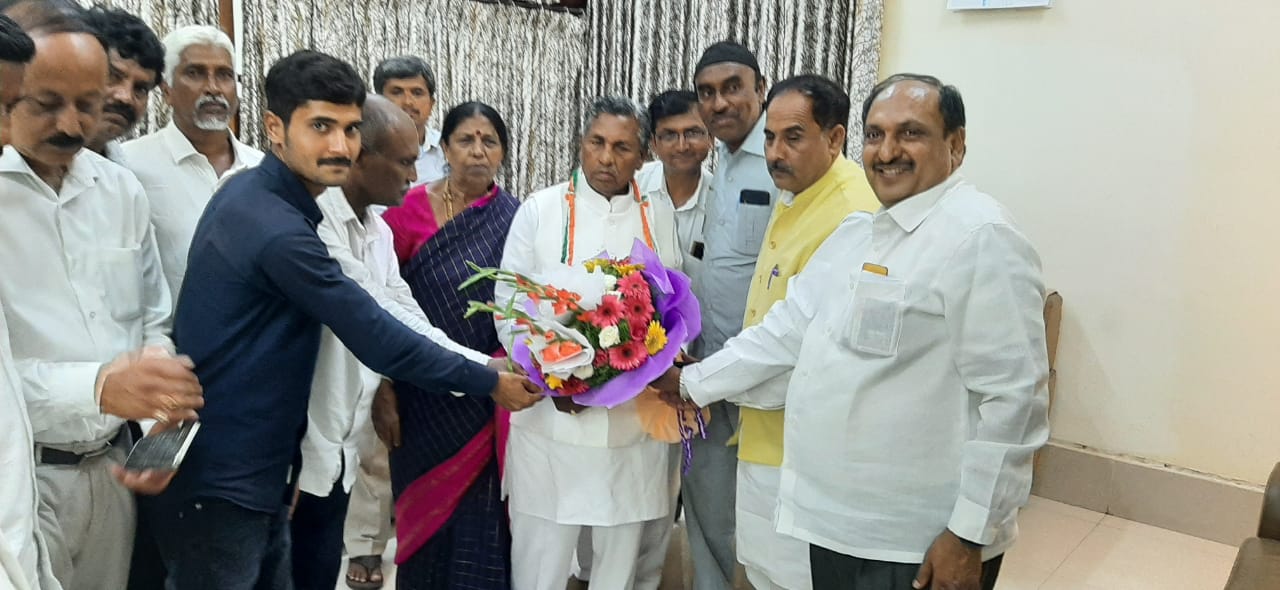 श्री के एच मुनियप्पा जी को कर्नाटक प्रदेश सरकार में कैबिनेट मंत्री राजस्व भूमि भवन आदि का बनाए जाने पर कांग्रेश के शीर्ष नेतृत्व आभार एवं रुदौली विधानसभा क्षेत्र की ओर से बधाई 