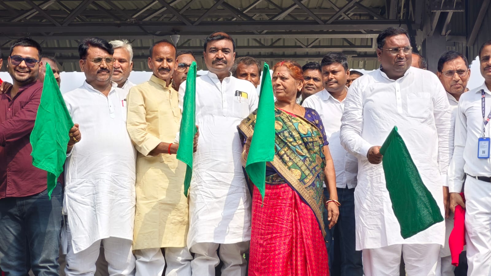 नवादा रेलवे स्टेशन पर नई दिल्ली सुपर फास्ट स्पेशल एक्सप्रेस को हरी झंडी 