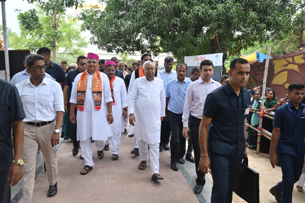 मुख्यमंत्री ने मधुबनी जिला के लिये प्रगति यात्रा में की गई घोषणाओं से संबंधित विकास योजनाओं का किया शिलान्यास