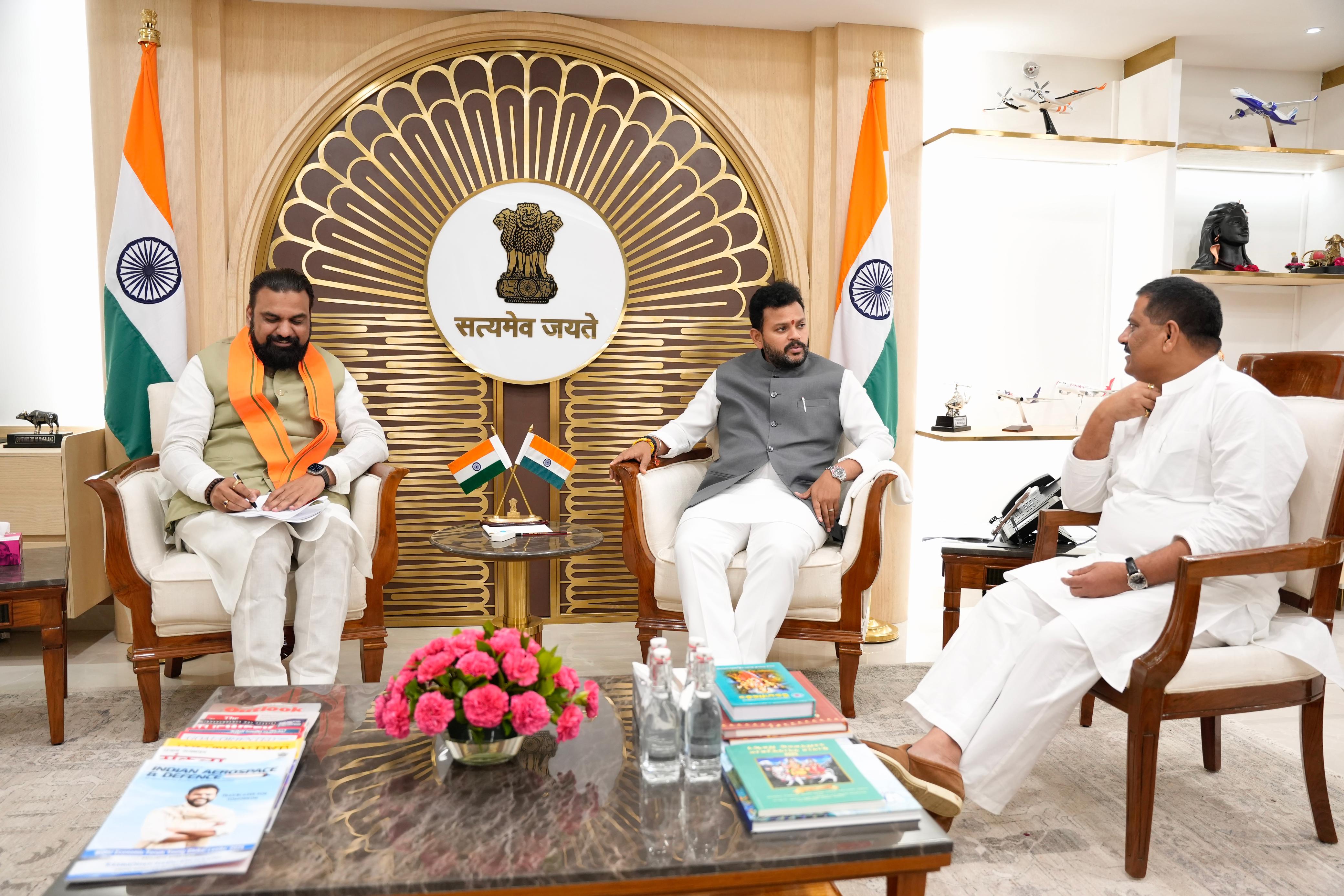 उप णुख्यमंत्री सम्रट चौधरी  नई दिल्ली में  जदयू के कार्यकारी अध्यक्श संजय झा के साथ केन्दीय मंत्ञरियों से मिलेञ