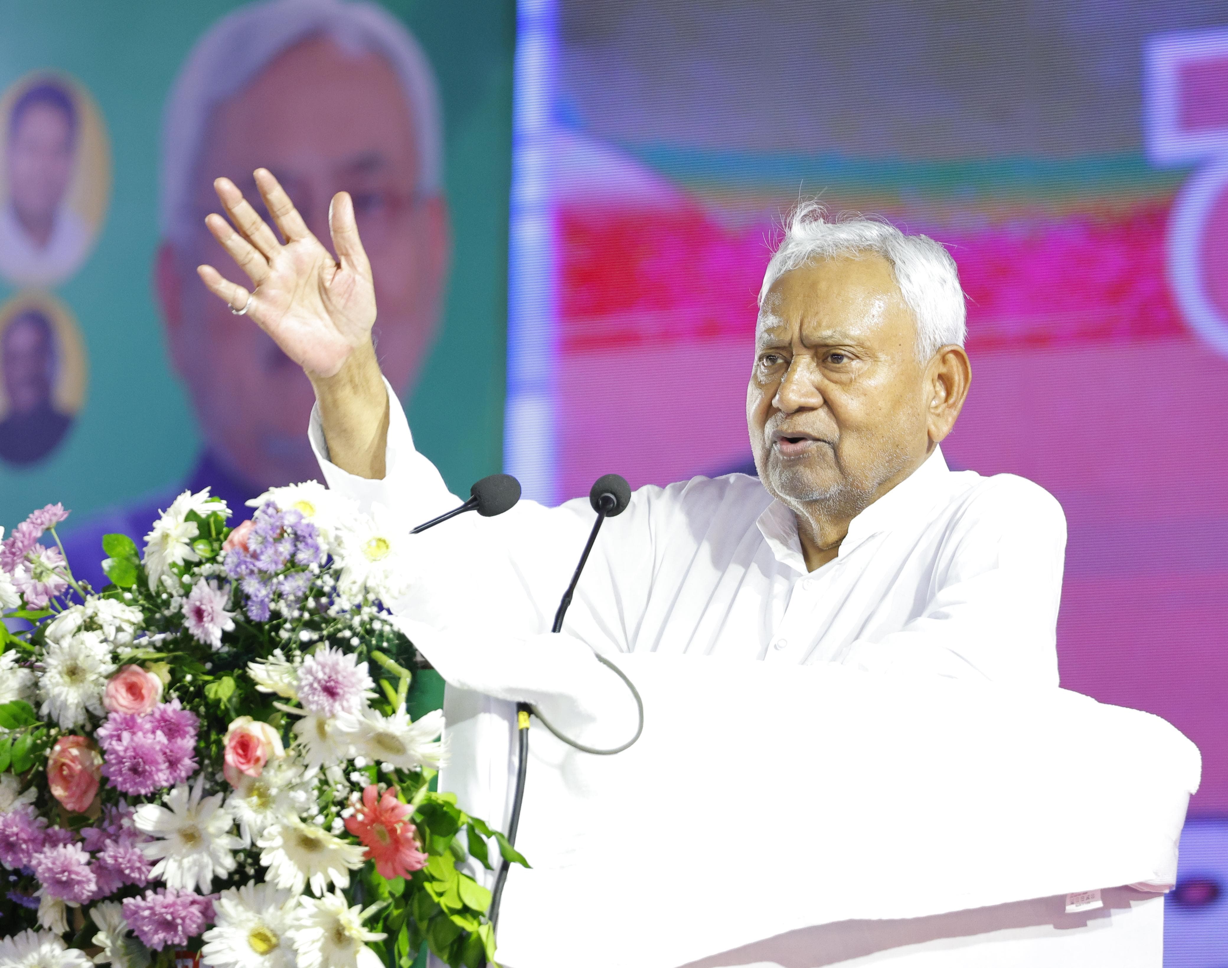 मुख्यमंत्री ने कहा कि बिहार का विकास बहुत तेजी से हो रहा है और हम सभी के सहयोग से आगे भी इसी प्रकार होता रहेगा