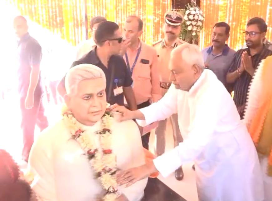 मुख्यमंत्री ने भागलपुर में  पूर्व विधानसभा अध्यक्ष स्व सदानंद सिंह की प्रतिमा का किया अनावरण