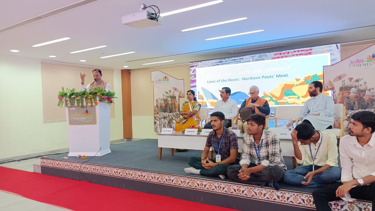 बिहार हिन्दी साहित्य सम्मेलन के अध्यक्ष डा.अनिल सुलभ  ने साहित्य अकादमी के कार्यक्रम “उन्मेष” में भोजपुरी में सुनाया मर्म-स्पर्शी गीत 