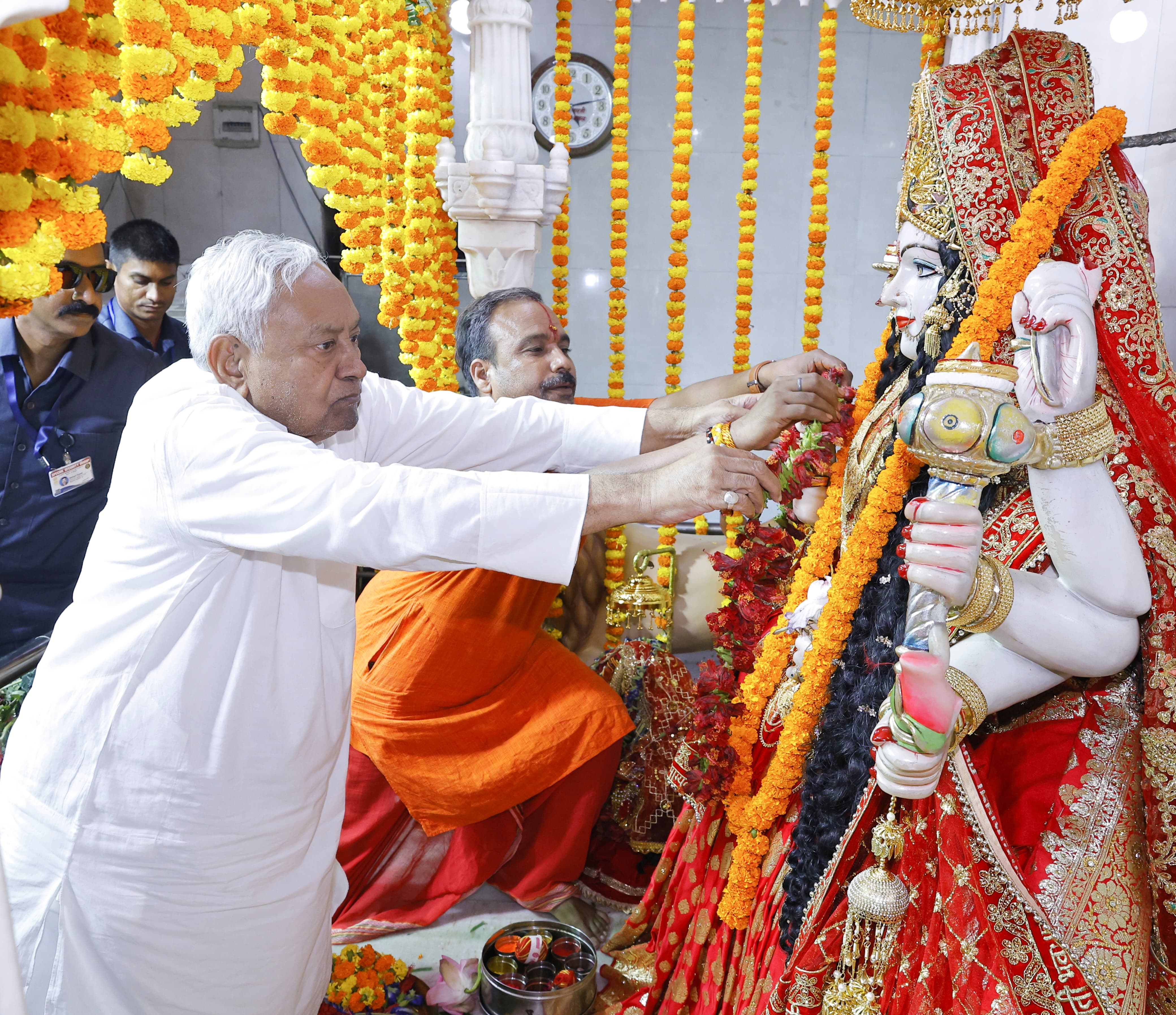 मुख्यमंत्री ने माँ दुर्गा की पूजा अर्चना कर राज्य की सुख, शांति एवं समृद्धि की कामना की