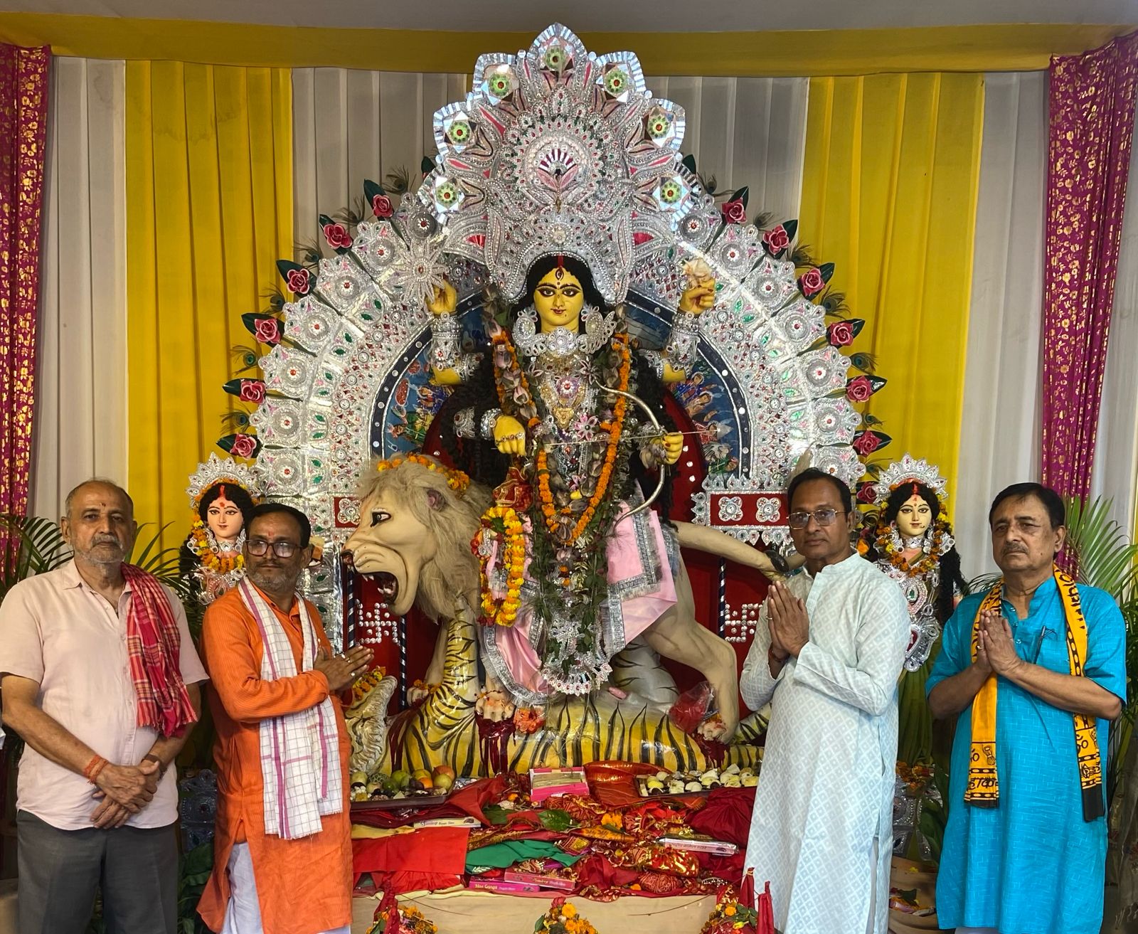 बिहार हिन्दी साहित्य सम्मेलन में स्थापित माँ की प्रतिमा के समक्ष अध्यक्ष डा अनिल सुलभ ने की प्रार्थना, हवन-यज्ञ में दी आहूति 