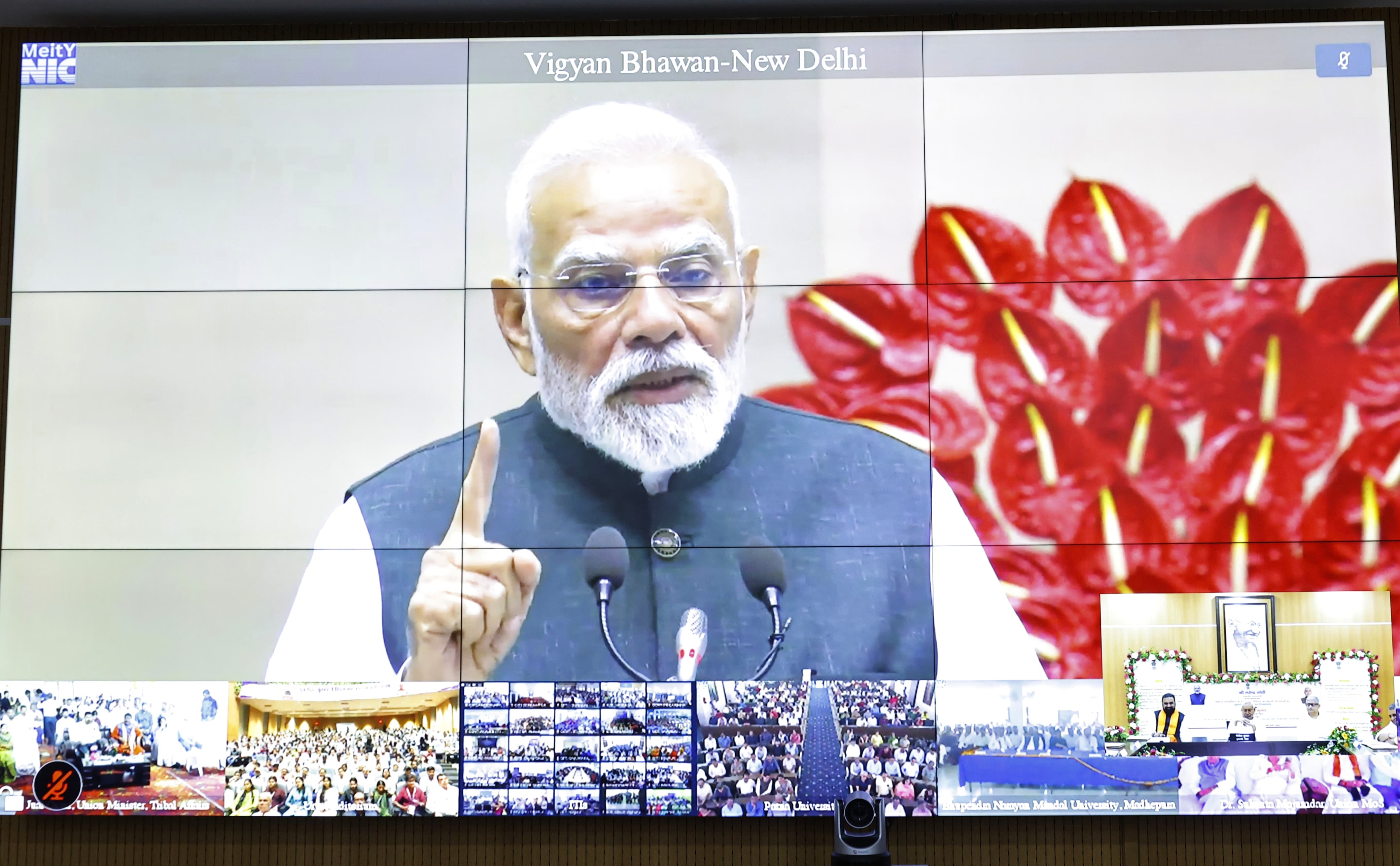 प्रधानमंत्री नरेन्द्र मोदी बिहार के 5 लाख स्नातक बेरोजगारों को ₹1000 मासिक भत्ता , जेपीवि-NIT समेत 62 हजार करोड की 11 योजनाओं का किया शुभारंभ