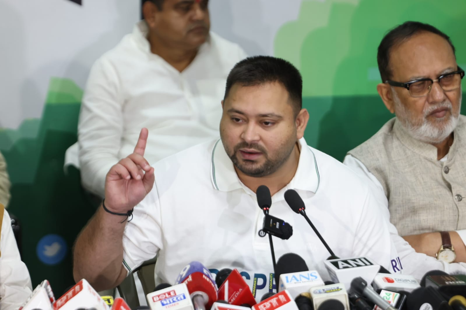 महागठबंधन ने  किया विधानसभा चुनाव में जीत  के लिए हर घर एक सरकारी नौकरी का कार्ड पेश 