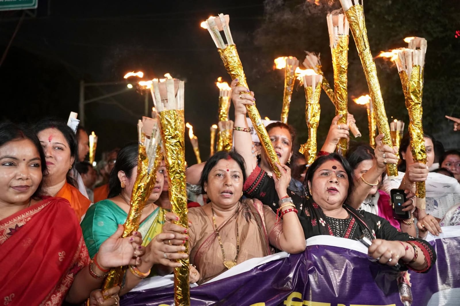 पटना में नारी शक्ति ने निकाला मशाल जुलूस