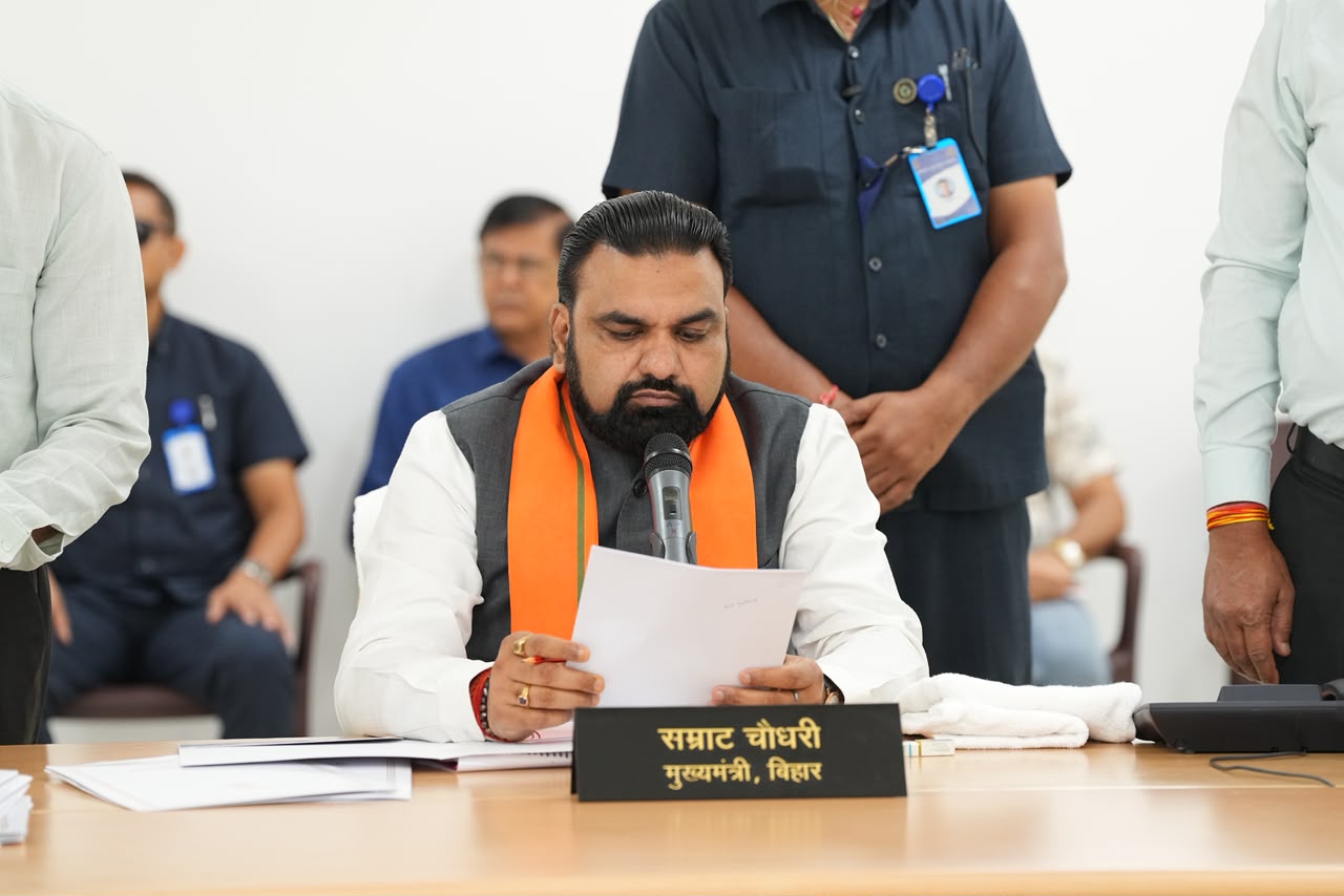 सींएम का निर्देश-सभी पदाधिकारी आम नागरिकों के साथ सम्मानजनक एवं संवेदनशील व्यवहार करें तथा उनकी शिकायतों का समयबद्ध समाधान सुनिश्चित करें