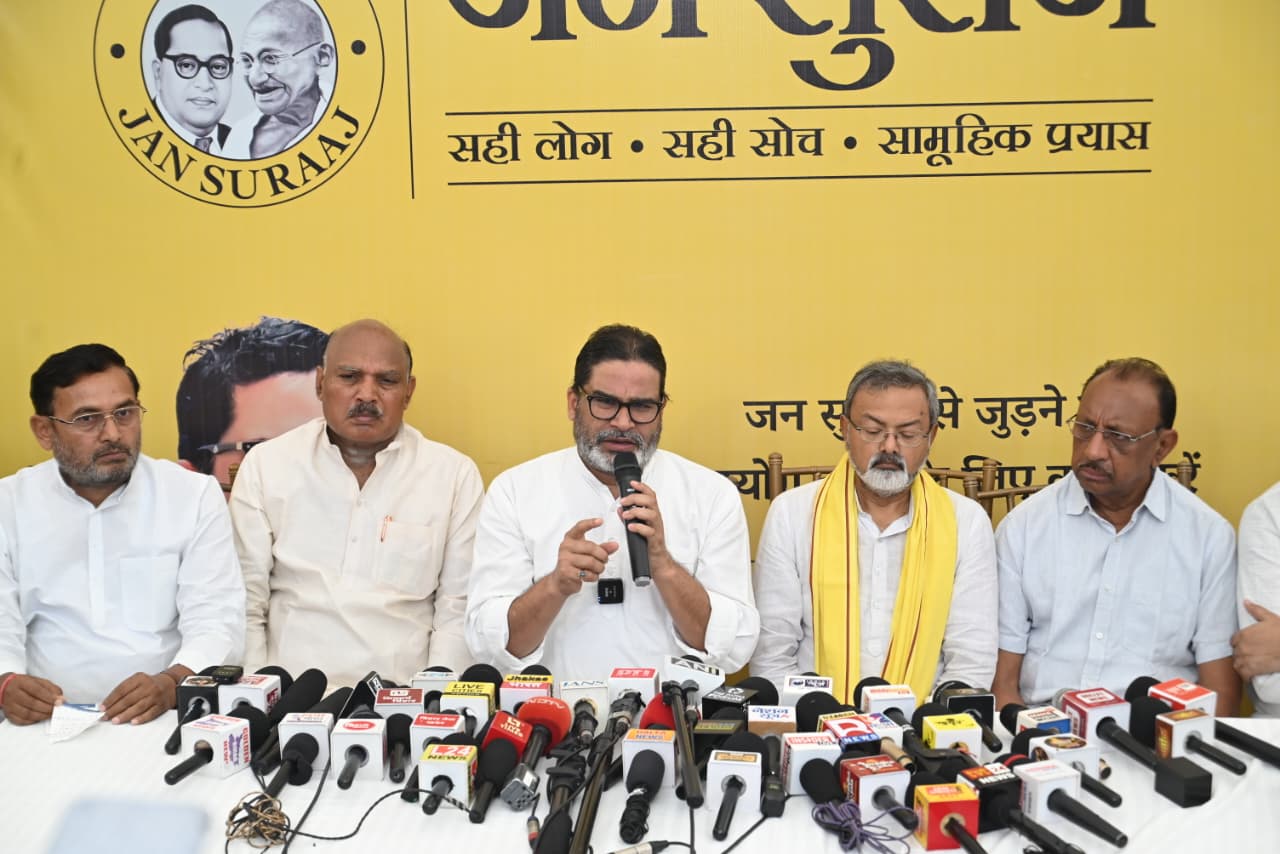 जन सुराज की मांगें अगले 24 घंटे में पूरी नहीं की गईं तो जन सुराज के सभी पदाधिकारी और बांकीपुर प्रत्याशी प्रशांत किशोर सोमवार को चुनाव आयोग के सामने धरने पर बैठेंगे