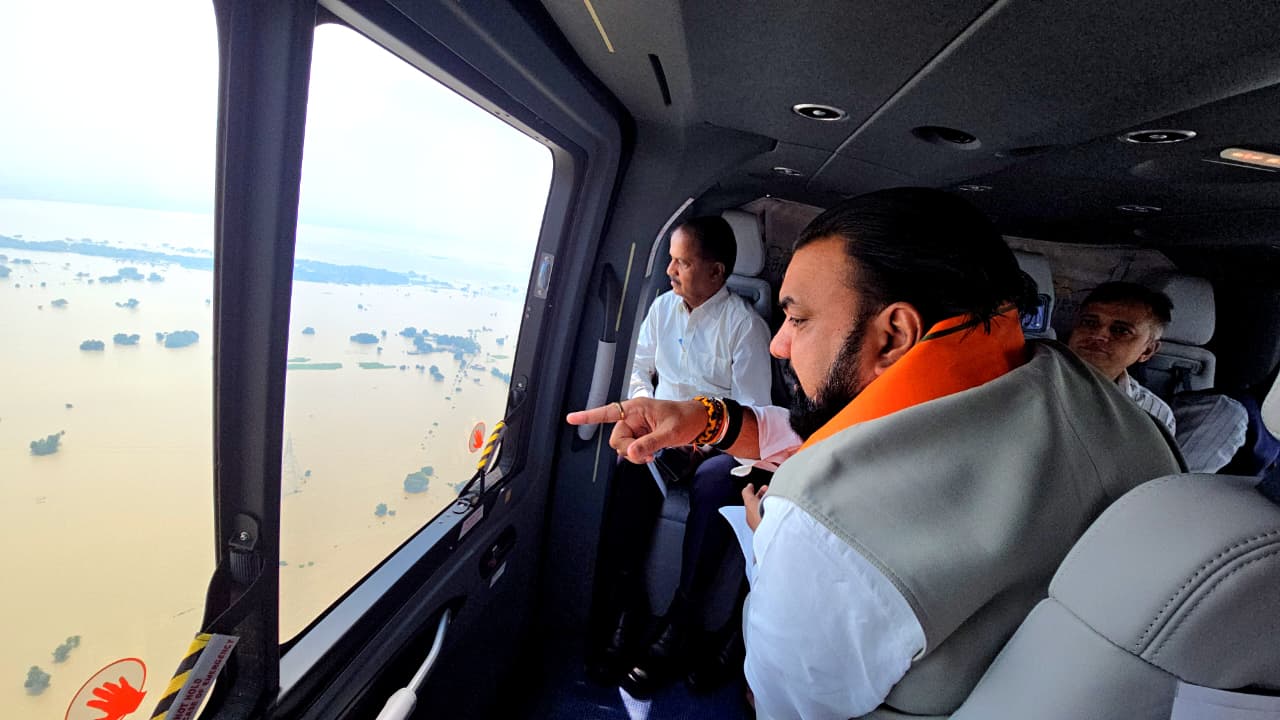 मुख्यमंत्री ने बाढ़ प्रभावित क्षेत्रों का हवाई सर्वेक्षण कर स्थिति का लिया जायजा, राहत एवं बचाव कार्यों की समीक्षा की, अधिकारियों को दिये निर्देश