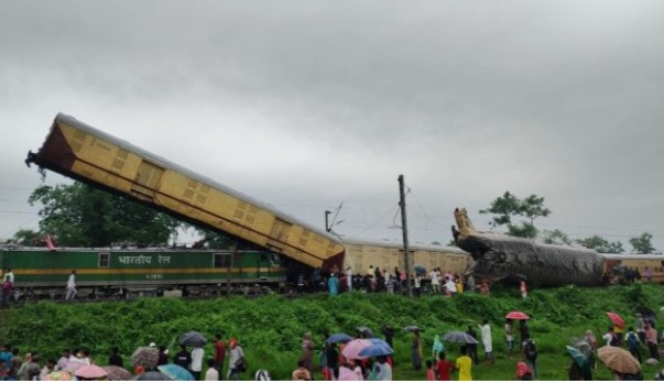 पश्चिम बंगाल में  ट्रेन हादसा, कंचनजंगा एक्सप्रेस ट्रेन पर चढ़ीं मालगाड़ी की बोगियां, अब तक 5 की मौत 
