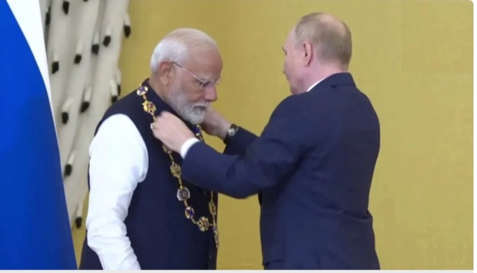 पीएम नरेन्द्र मोदी को रूस का सर्वोच्च सम्मान; पुतिन ने किया सम्मानित, फिर थगले लगाकर दी बधाई