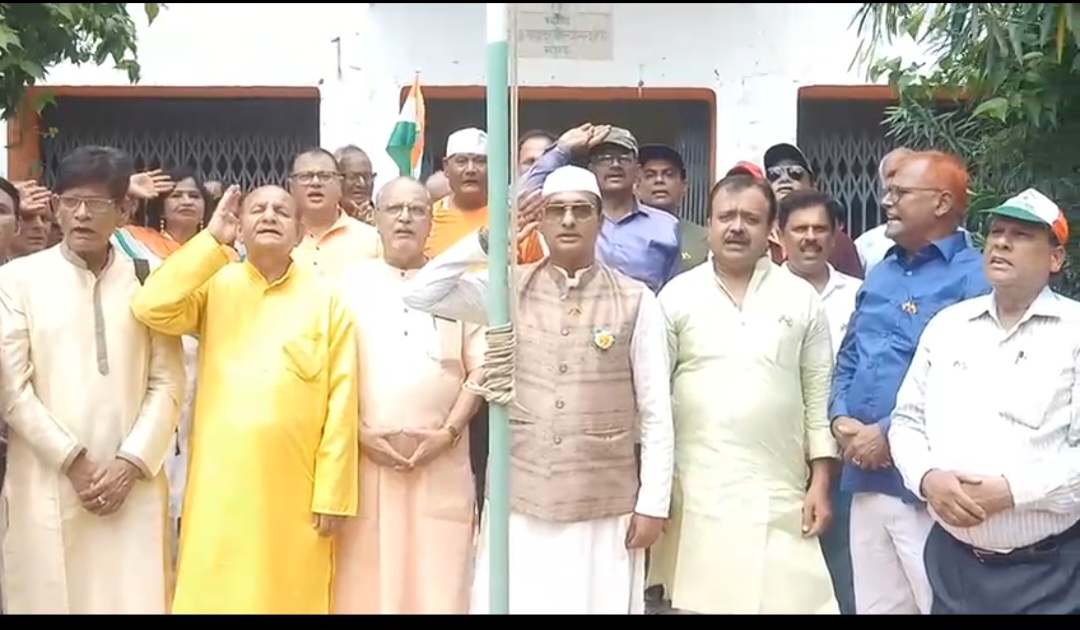 बिहार हिन्दी साहित्य सम्मेलन  में सम्मेलन अध्यक्ष, डा अनिल सुलभ ने राष्ट्रीय ध्वज का किया आरोहण 