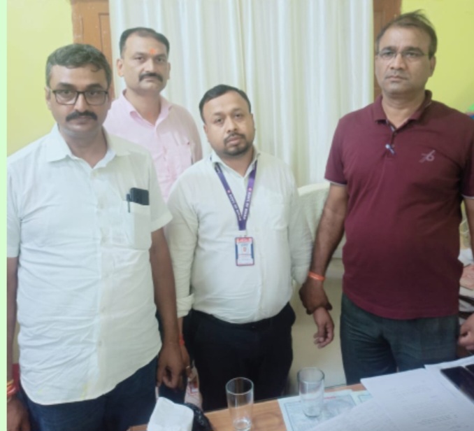 पश्चिम चंपारण (बेतिया) के जिला मत्स्य पदाधिकारी  पियूष रंजन कुमार को एक लाख रुपये रिश्वत लेते हुए रंगे हाथ गिरफ्तार 
