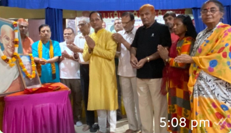 बिहार हिन्दी साहित्य सम्मेलन ने महात्मा गाँधी और लाल बहादुर शास्त्री को किया श्रद्धा-पूर्वक स्मरण, हुई कवि-गोष्ठी  